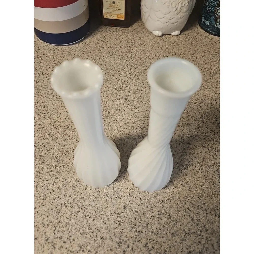 Set‎ Of 2 Vintage White Milk Glass Vases